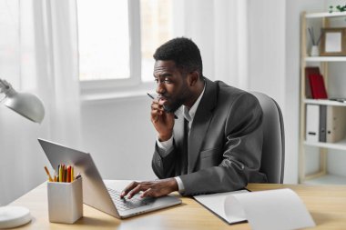 Serbest çalışan erkek öğrenci Amerikan laptop işi modern oturan Afrikalı siyahi girişimci eğitimi çevrimiçi Amerikan uzay evi internet bilgisayar programcısı iş yeri kopyası