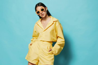 Romantik kadın güzel moda yaz dansı sarı arka plan neşe insanı kadın moda çekici uzun güneş gözlüğü genç saç tarzı duygusal saç tarzı kız mutlu