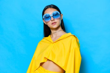 Kadın saçı güzel tarz modern jest uzun moda yaşam tarzı sarı güneş gözlükleri yaratıcı moda duyguları neşeli genç kız saç stili çekici eğlence arka planı