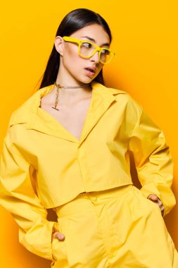 Tek renkli kadın tarzı saç jesti sarı kadın model kız yaşam tarzı mutlu moda cazibesi güzel gözlükler uzun moda genç ifade kıyafeti