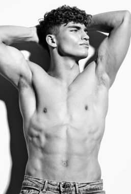 Siyah ve beyaz güçlü kas gücü. Siyah vücut geliştiren çıplak kot sporcusu.