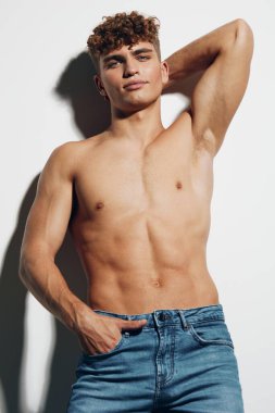Yakışıklı spor model kaslı vücut güçlü gri arka plan vücut geliştirici beyaz arka planlı adam.