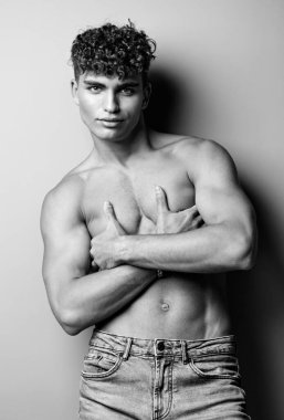 sağlıklı beyaz trend genç güzellik siyah beyaz fitness model güçlü kaslı siyah beyaz trend