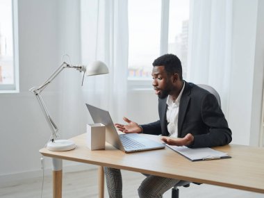 Man table online eğitim laptop ofis modern iş oturan erkek aramak kapalı Amerikan siyah Afrikalı bilgisayar siber uzay serbest Afrikalı Amerikalı öğrenci