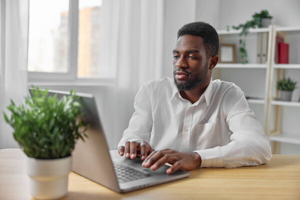 киберпространство человек компьютер ноутбук онлайн менеджер карьеры бизнесмен рабочий стол чат улыбающийся чернокожий человек образование фрилансер студент африканская работа
