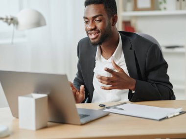 Afrikalı adam online masa başı işi Amerika boş ofis serbest ofis öğrenci sohbet masası ev insanı laptop işadamı uzay eğitimi