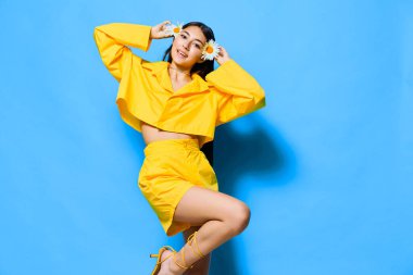 münzevi kadın papatya çiçeği mavi gün güzel gülümseme şık duygu kadın mutluluk portresi güzellik kadın model mutlu sarı yaprak güzel genç