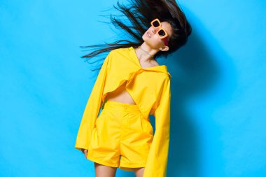 Kadın saç stili genç yüz ifadesi uzun sarı güneş gözlüğü çekici kadın kıyafeti neşe moda moda model kız mavi: güzel yaratıcı kız