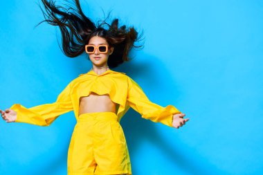Güneş gözlüklü kadın izole edilmiş moda dansçısı genç moda sarı, çekici esmer yaşam tarzı çekici, neşeli saç stili yaz kızı yaratıcı jest insanı güzel