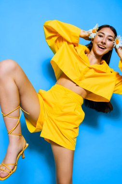 Kadın duygu neşe buketi, papatya çiçeği moda portresi, genç gülümseme, sarı neşeli mutluluk modeli, beyaz, mavi, romantik kadın.