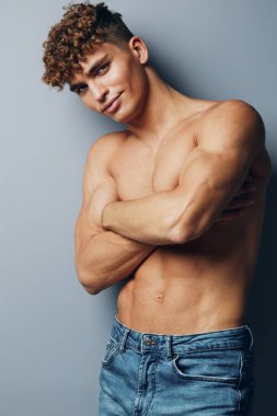 Ayakta duran yetişkin spor göğüs yakışıklı gövde modelliği kıvırcık vücut geliştirme kasları çekici seksi moda