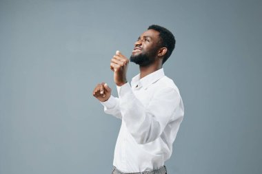 Yetişkin adam el gülüşü, Amerikan stüdyosu neşeli, pozitif, kopya uzay duygu portresi, Afrikalı adam tişörtü, Amerikalı mutlu beyaz adam.