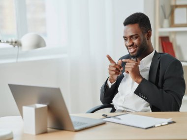 Kapalı alan Afrikalı serbest sohbet Afrikalı serbest eğitim öğrencisi web oturuyor gülümseyen amerikan işi online girişimci internet laptop ofis siber uzay bilgisayar