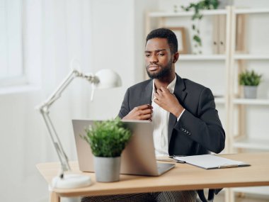 Amerikan erkek iş dünyası dizüstü bilgisayarı online sohbet kurumsal iş adamı Afrikalı yönetici bilgisayar Afrikalı eğitim öğrencisi ofis çalışanı