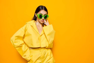 Sarı kadın, uzun cazibeli, güzel, mutlu, esmer, dansçı kadın. Moda, moda, genç, çekici, kız tarzı, stüdyo tipi güneş gözlüğü modeli.