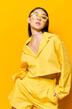 Neşeli, genç bir kadın, romantik, güzel, modaya uygun arka plan, çekici, izole, sarı, neşeli kız gözlükleri, moda mutluluğu.