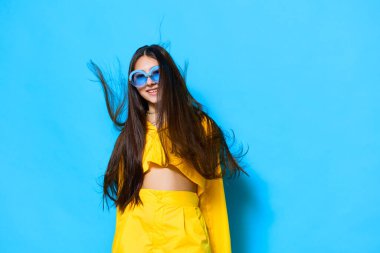 Kafkas kadın portresi güneş gözlüğü çekici moda mutluluğu uzun arka plan gözlükleri kadın sarı saç genç moda yaşam tarzı güzel güzel
