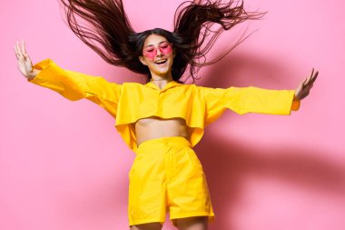 Modern kadın çekici genç yaz zamanı bayan modayı takip eden tek renkli güzel güneş gözlüğü sarı yaşam tarzı moda dans gözlükleri uzun eğlence