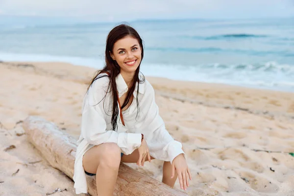 Glücklich Gebräunte Frau Mit Zähnen Weißem Badeanzug Hemd Und Jeanshose — Stockfoto