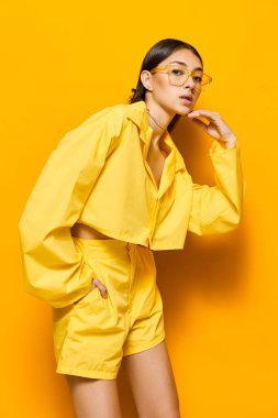 Kadın moda neşesi çekici yaşam tarzı pozitif genç arka plan mutlu gözlük sarı kız saçı cazibeli gülümseme kadın romantizm modası uzun dans güzel