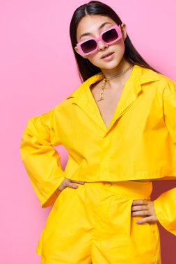 Güneş gözlüklü kadın pembe mutlu kız yaşam tarzı çekici kişi modern izole genç kadın esmer yüz ifadesi moda neşeli eğlence portresi
