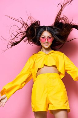 Kadın stili sarı kız saç stili moda yaşam tarzı neşeli Kafkas tarzı yaratıcı güneş gözlükleri mutlu model mutluluk çekici genç