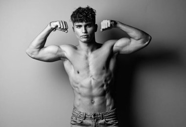 Erkek kot pantolonu arka plan insanı çekici çıplak kuvvet fitness stili beyaz