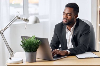iş adamı bilgisayar ofisi online laptop modern uzay masası siber uzay iş yeri arayan kişi yönetici siyah serbest çalışan Afrikalı eğitim öğrencisi