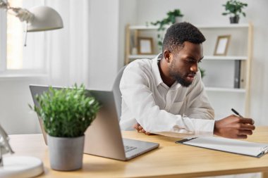 Erkek işi girişimci uzay dizüstü bilgisayarı Afrikalı boş eğitim ofisin içinde bilgisayar uzmanı görünümlü Amerikalı öğrenci serbest yazar web sitesini kullanarak internet işadamı alanı kopyalayabilir