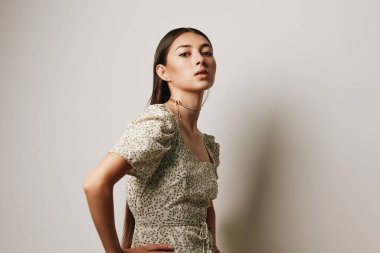 Güzel bir kadın genç bir moda kızı gülümsemesi güzel bir kozmetoloji elbisesi parlak gözler romantik bir arka plan portresi