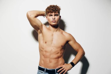 Erkek arka plan modeli göğüs bakımı gülümseme stüdyo yakışıklı karın kasları genç gri vücut geliştirme biseptik