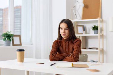 Not defteri öğrencisi ev kızı masası beyaz liseli kız lisesi mutlu masa masası şirin sınav çocukları Kafkas hazırlık öğrencisi liseli kız