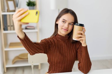 Kadın öğrenci serbest meslek siber uzay kolej teknolojisi telefon kadın eğitimi öğrenme gülümseme genç dizüstü bilgisayar kız blog kızı genç not defteri