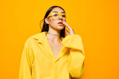 Kadın, sarı, genç, moda gözlükleri, beyaz, pozitif kadın yaşam tarzı, monokrom, stil, güzel saçlar, oldukça uzun, moda, çekici bir gülümseme.