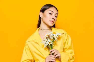 Kadın model kız doğal çiçek genç gülümseme oldukça pozitif mutluluk taçyaprağı güzel papatya sarısı sevgililer günü buketi buketi mutlu bayan moda portresi