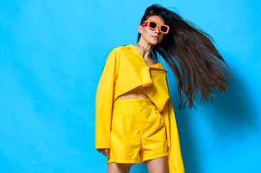 Kadın mutluluğu mutlu yaşam tarzı soyutlanmış genç yaşam tarzı çekici saç güzellik moda sarı kız esmer jest güneş gözlüğü güzel aşk gözlüğü modern ifade