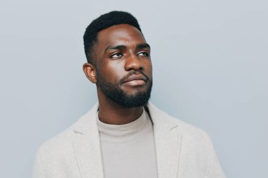 Afrikalı erkek ceketi portresi mutlu kurumsal uzay siyah kıyafeti kel, gülümseyen gülümseme duygu dişçiliği günlük Amerikan halkının keyfini çıkarın genç başarı dostu afro