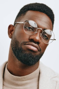 Çekici adam tarzı portre Afrika tarzı moda ceketli moda moda moda insan modeli yüz ifadesi modern siyah bej elbise Amerikan mutlu