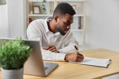 Afrika kökenli bir adam. Amerikan iş dünyası öğrencisi. Teknoloji, bilgisayar, masa eğitimi, online dizüstü bilgisayar, serbest çalışan şirket yöneticisi.