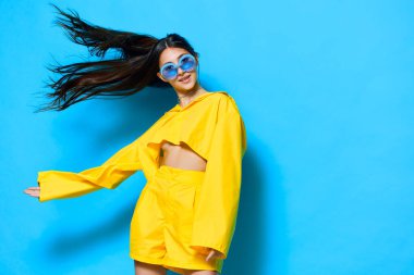 Romantik kadın stili çekici neşe modern güzel jest gözlükleri sarı izole edilmiş güneş gözlükleri moda modasına uygun beyaz saç stili arka plan kızı.