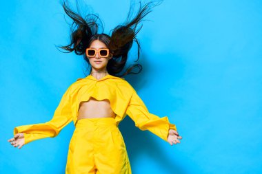 Yaşam tarzı kadın romantizmi stüdyosu sarı moda cazibesi güzel kadın elbise portresi mavi: güzel moda genç kız tek renkli çekici güneş gözlüğü