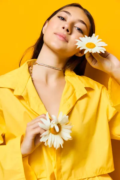 Freedom Woman Yellow Model Chamomile Smile Positive Flower Pretty Care — Stock Photo, Image