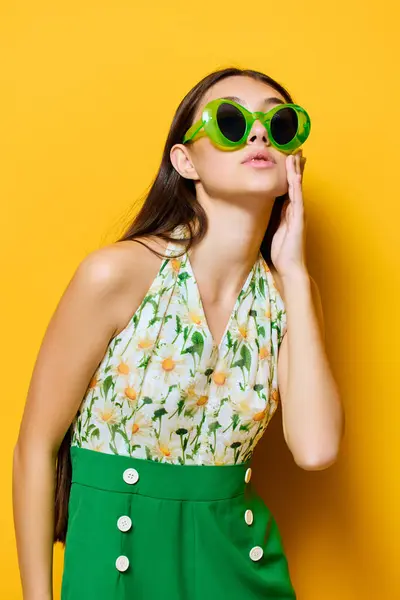 Kvinna Ung Glad Söt Känsla Solglasögon Gul Vacker Kreativ Ansikte — Stockfoto