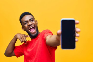 Adam reklamı mutlu afro mesaj boş genç teknoloji cep telefonu erkek cep telefonu Afrikalı akıllı telefon cihazı siber uzay telefonu yetişkin telefonu siyah gülüş sarı