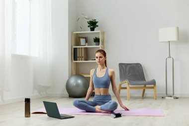 Kadın nilüfer çiçeği sınıfı sağlıklı yaşam tarzı halterler dizüstü bilgisayar yoga rahatlama sağlık fiziksel video ev bakımı sağlık