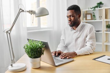 Man bilgisayar amerikan dizüstü bilgisayar masası programcısı serbest iş yeri öğrenci ofisi afrika uzay Afrikalı yönetici boş serbest iletişim teknolojisi online iş alanı
