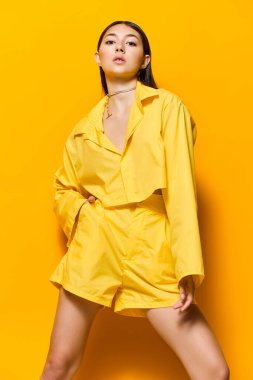 Kadın mutluluğu gülümseme uzun yaşam tarzı güzel sarı çekici moda stüdyo sevimli ifade neşeli model kız moda