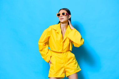 Kadın stüdyo yaratıcı moda insanı çekici romantik güzellik güneş gözlüğü sarı stil kız mutluluk moda moda güzel yaşam tarzı güzel mutlu