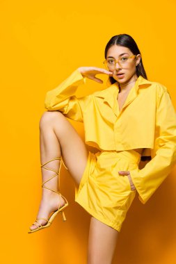 Sarı kadın güzellik moda pozitif çekici kız kız moda moda moda eğlence yaşam tarzı komik jest büyüleyici gözlük güzel gülümseme