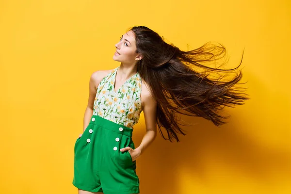 Trend Kobieta Szczęśliwy Młody Studio Styl Smukły Emocje Zielony Żółty — Zdjęcie stockowe